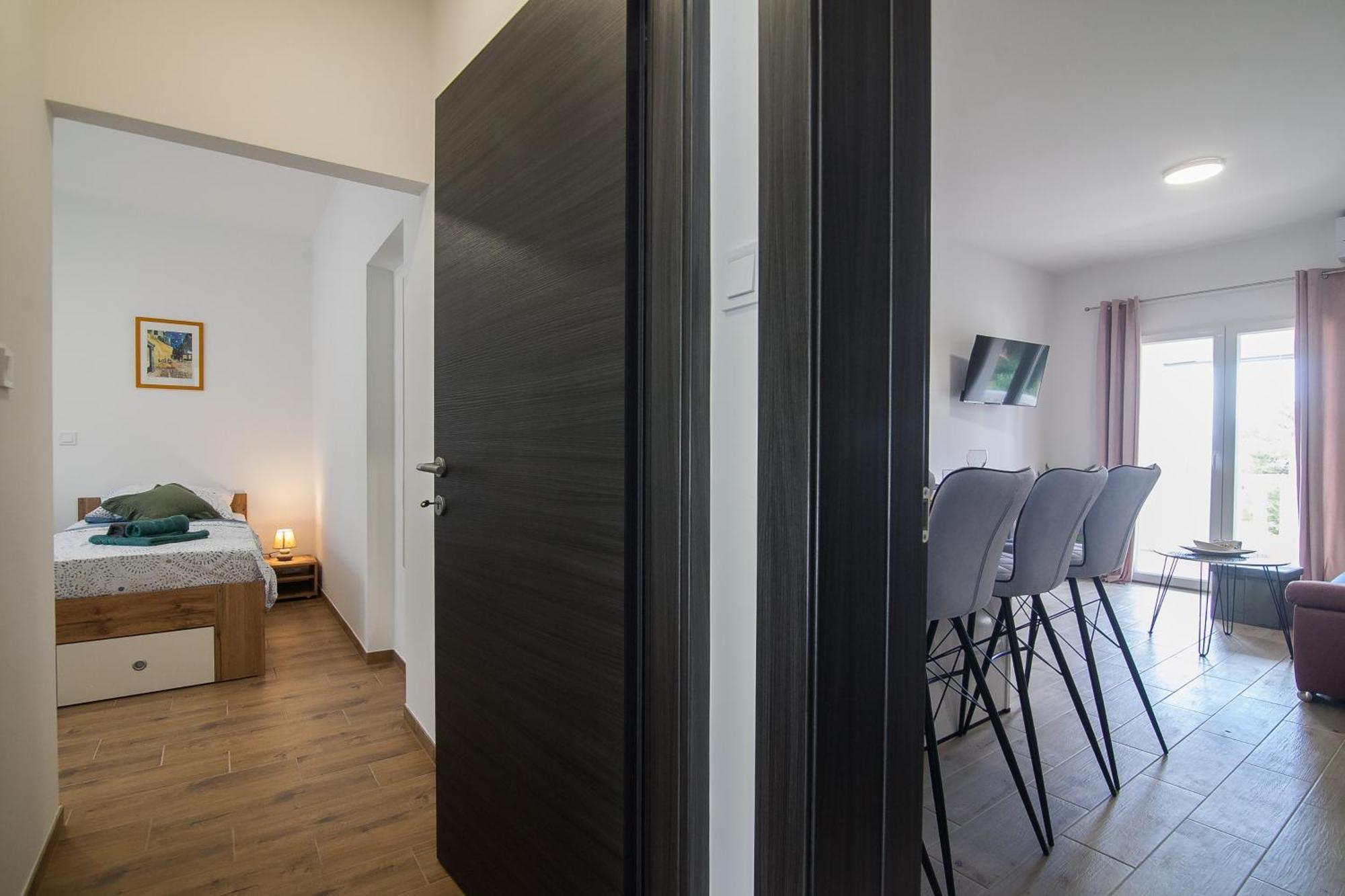 Family Apartments Brach Бол Экстерьер фото