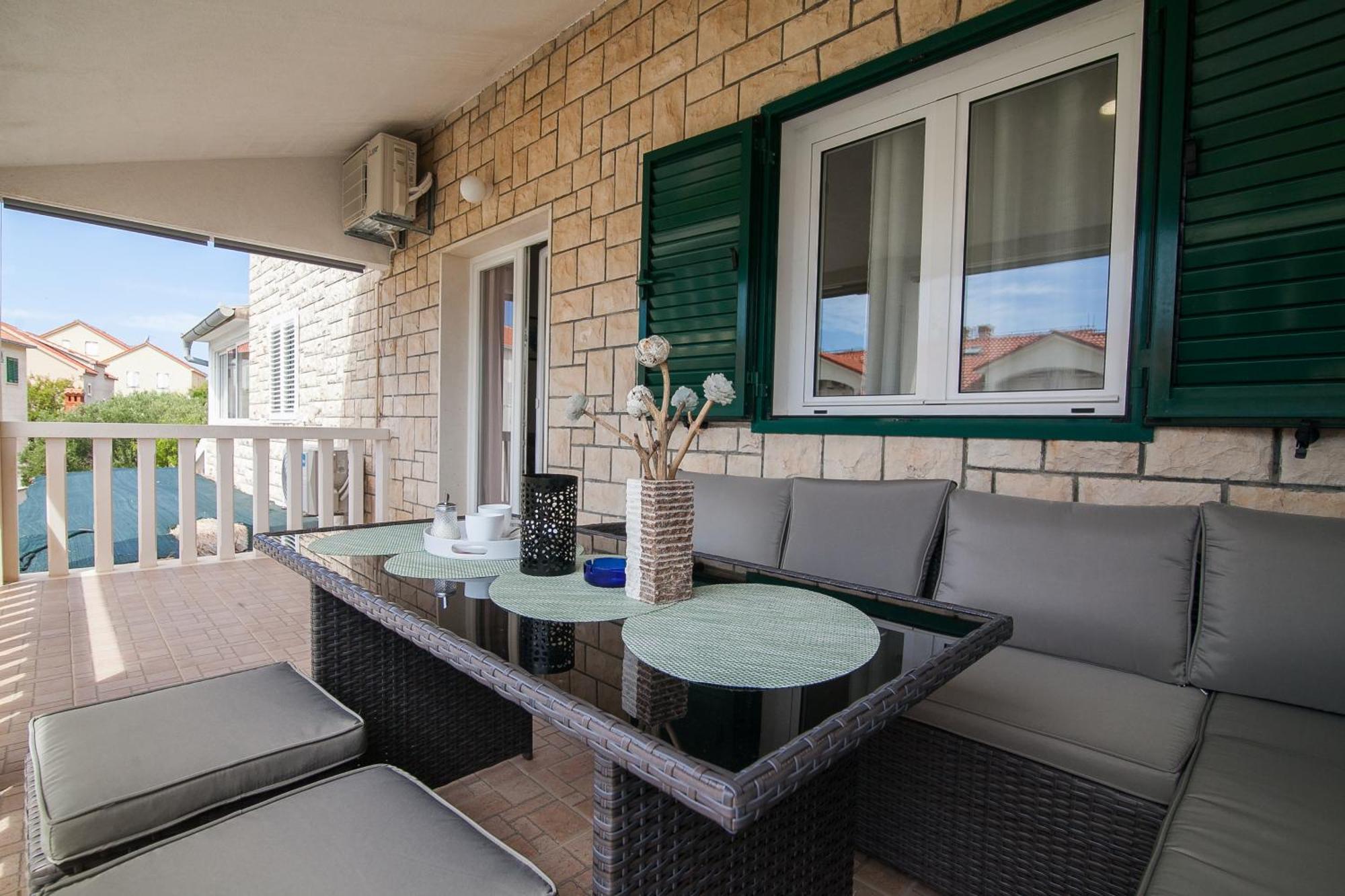 Family Apartments Brach Бол Экстерьер фото