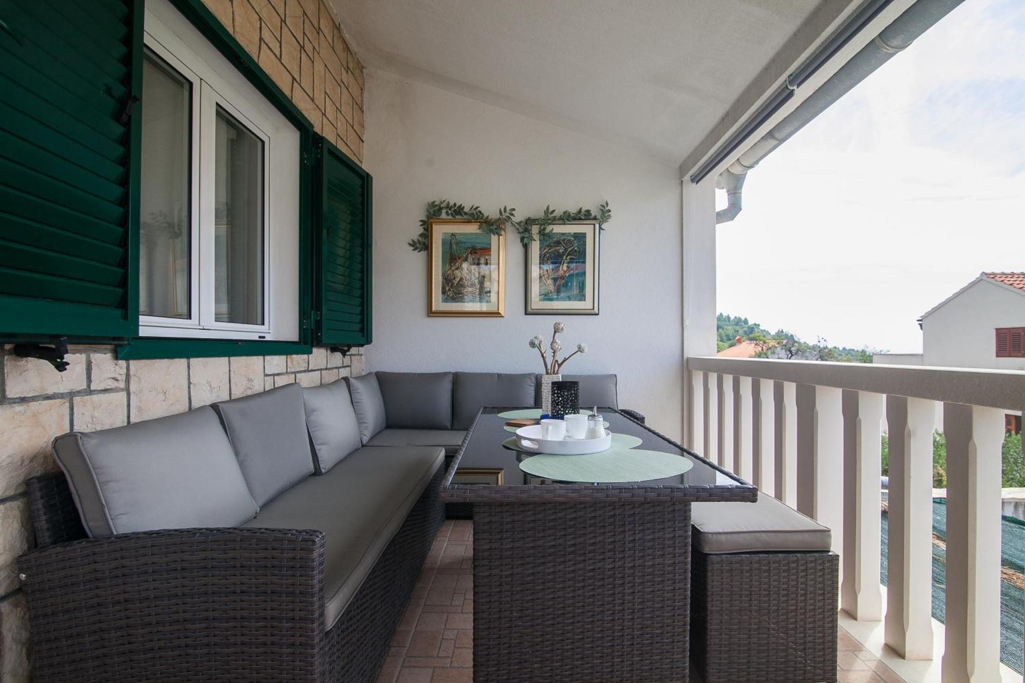 Family Apartments Brach Бол Экстерьер фото